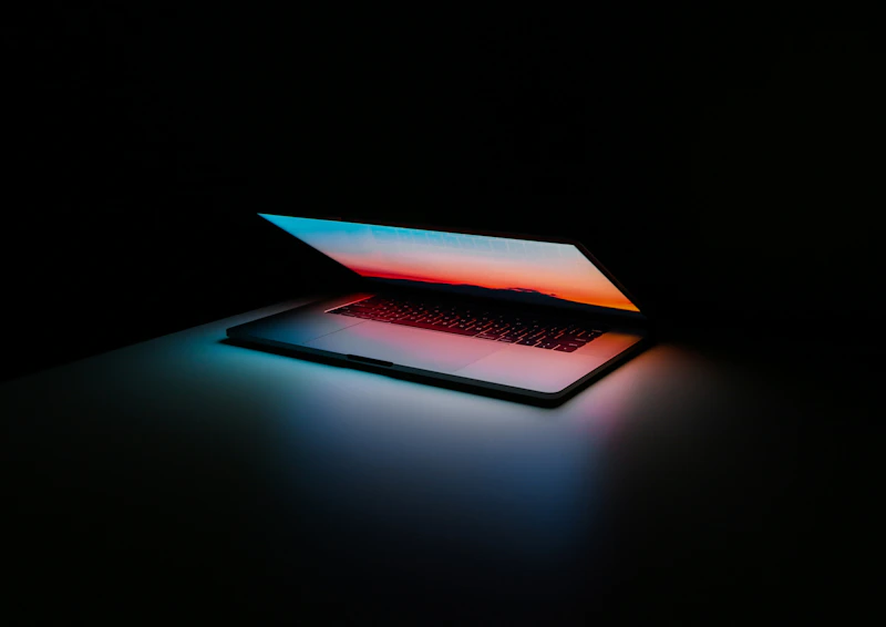 Notebook aberto sobre superfície clara em ambiente de trabalho