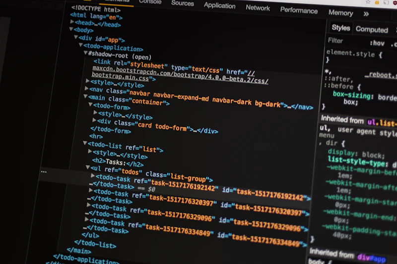 Tela de código em tons de azul sobre monitor