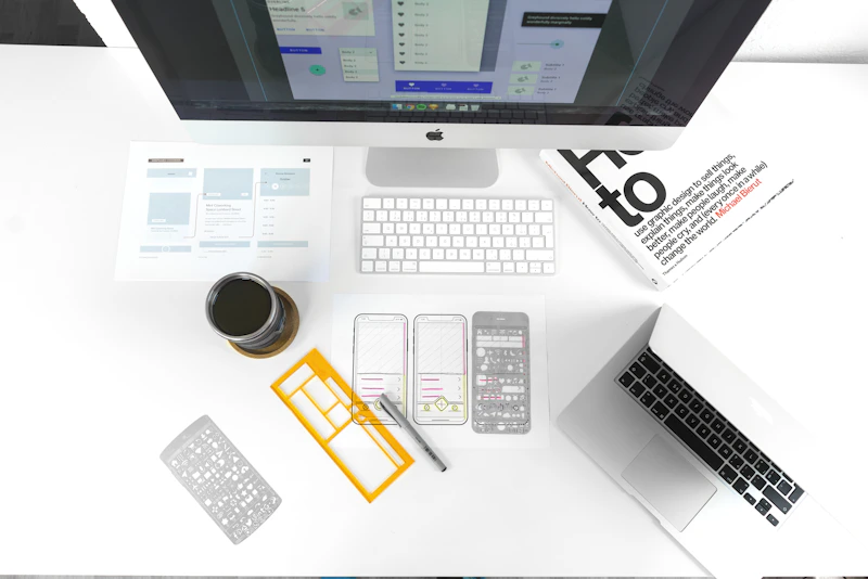 Esboços de interface e componentes sobre mesa de trabalho